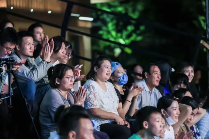 青年導(dǎo)演創(chuàng)作扶持計(jì)劃現(xiàn)場演出引觀眾掌聲（濟(jì)寧新聞網(wǎng)）