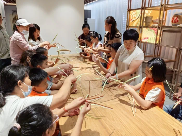 山東手造展示體驗(yàn)中心，博興草編傳承人張慧華帶孩子們體驗(yàn)草編技藝